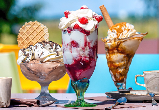 Plaisirs gourmands : glaces et sorbets à emporter ou à manger dans notre salon de thé ou en terrasse à Bastogne.